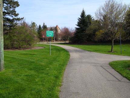 North Shore Bike Path heading east from DPRT